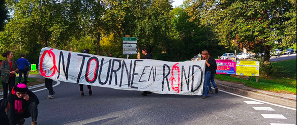 ON TOURNE EN ROND – récit d’une journée d’occupation d’un rond point le 10 septembre 2025 à Villefranche-de-rouergue